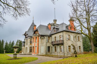 Lucerne, İsviçre - 1 Ocak 2021: İsviçre 'nin Luzern kentinin yukarısındaki Dreilinden parkındaki tarihi konak, Ocak 2021' de görüldüğü üzere