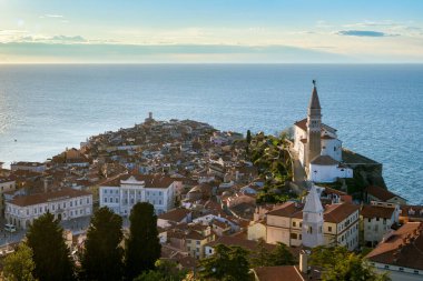 Piran, Slovenya - 9 Nisan 2023: Slovenya 'nın Pirana kentinde Nisan 2023' te hava manzarası