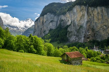 Wengen, İsviçre - 24 Mayıs 2020: İsviçre 'nin Wengen kenti yakınlarındaki Lauterbrunnen vadisinde güzel manzara