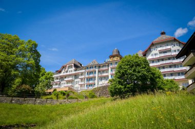 Wengen, İsviçre - 24 Mayıs 2020: İsviçre 'nin Wengen kasabasındaki eski tarihi otel Mayıs 2020' de güneşli bir günde