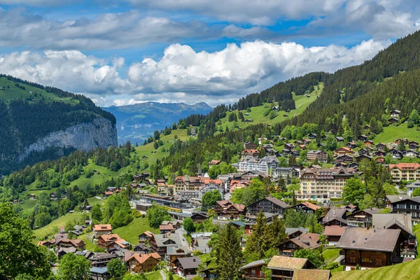 Wengen, İsviçre - 24 Mayıs 2020: Güneşli bir günde İsviçre 'nin Wengen kasabasına bakın