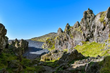 Batı İzlanda 'daki Djupalonssandur plajına erişim