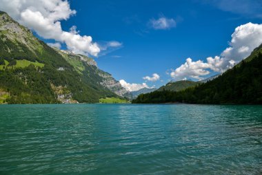 İsviçre 'de Glarus kantonundaki güzel Klontalersee Gölü