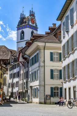 Aarau, İsviçre - 10 Mayıs 2020: İsviçre 'nin Aarau kentindeki eski sokaklarda güneşli bir günün tadını çıkaran turistler