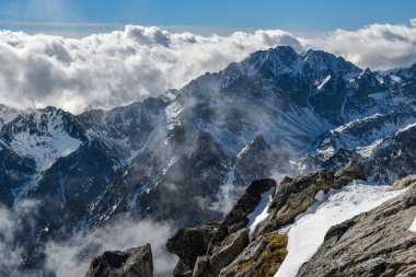 Slovakya 'daki Lomnicky Stit tepesinden görüldüğü gibi yüksek Tatra dağlarına bak