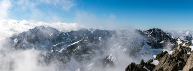Slovakya 'daki Lomnicky Stit' in tepesinden High Tatras 'a bak