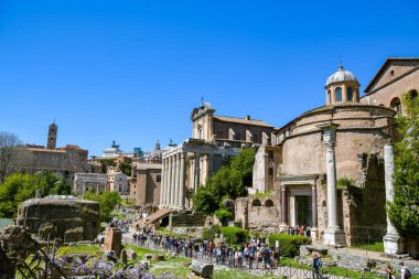Roma, İtalya - 18 Nisan 2022: Roma Forumu 'nu gezen turistler 2022 baharında