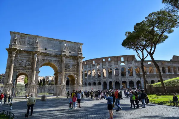 Roma, İtalya - 18 Nisan 2022: Roma, İtalya 'da Colosseo yakınlarında güneşli bir günde kalabalık