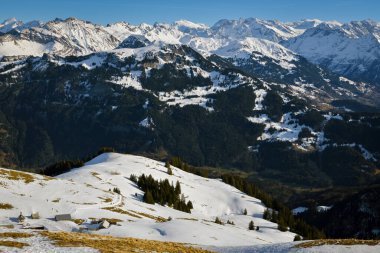 Lungern, Swizerland - 12 Ocak 2020: Ocak 2020 'de İsviçre' nin Lungern kentindeki dağlarda küçük bir yerleşim yeri