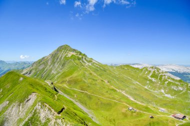 Brienz, İsviçre - 8 Ağustos 2020: Brienzer Rothorn 'un altında güneşli bir günde İsviçre' nin Brienz tepesinde küçük bir restoran