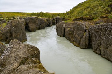 İzlanda 'daki Bruarhlod bakış açısından Hvita nehrine bak