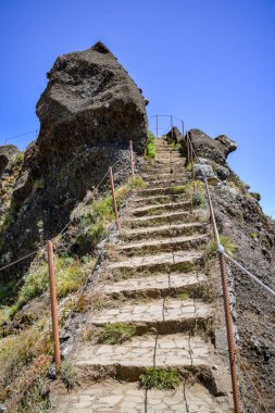 Madeira adasında Pico Areeiro ve Pico Ruivo arasında yürüyüş yolu