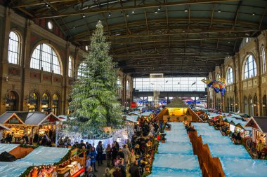 Zürih, İsviçre - 23 Kasım 2019: İsviçre 'de Zürih ana tren istasyonundaki geleneksel Noel pazarını ziyaret eden kalabalık