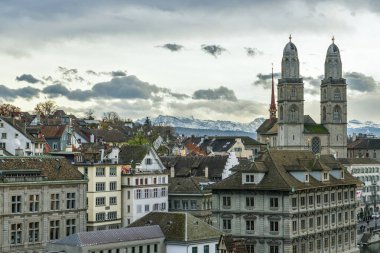 Zürih, İsviçre - 23 Kasım 2019: Zürih, İsviçre 'deki Lindenhof tepesine yakın eski evler