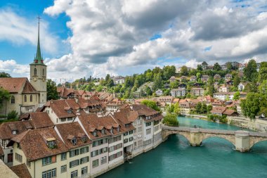 Bern, İsviçre - 14 Ağustos 2020: Bern, İsviçre 'de Aare nehri Ağustos 2020' de yaz günü