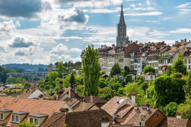 Bern, İsviçre - 14 Ağustos 2020: İsviçre 'de güzel bir şehir olan Bern' e bakış