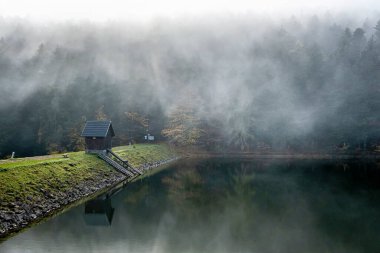 Stiavnica Dağları 'ndaki su deposu Klinger, Slovak Cumhuriyeti. Mevsimsel doğal sahne. Yürüyüş teması.