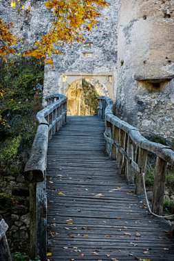 Uhrovec Kalesi kalıntıları, Strazov Dağları, Slovakya Cumhuriyeti. Seyahat güzergahı. Mimari tema.