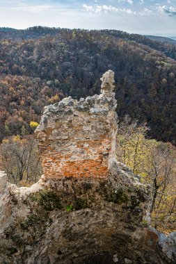 Uhrovec Kalesi kalıntıları, Strazov Dağları, Slovakya Cumhuriyeti. Seyahat güzergahı. Mimari tema.