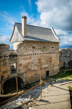 Uhrovec Kalesi kalıntıları, Strazov Dağları, Slovakya Cumhuriyeti. Seyahat güzergahı. Mimari tema.