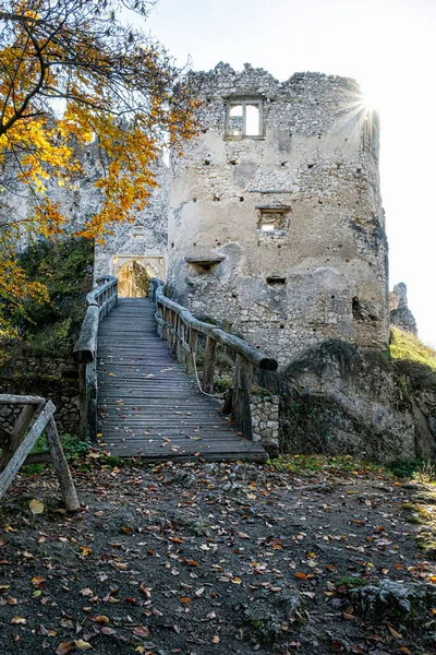 斯洛伐克共和国Strazov山的Uhrovec城堡废墟 旅行目的地 建筑主题 — 图库照片