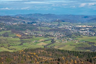 Sitno tepesinden, Stiavnica Dağları 'ndan, Slovakya Cumhuriyeti' nden görüntü. Mevsimsel doğal sahne. Yürüyüş teması.