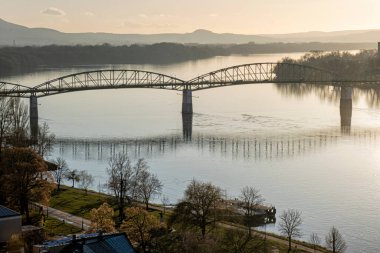 Maria Valeria köprü Esztergom Macaristan'da ve Slovak Cumhuriyeti Sturovo Tuna Nehri katılır. Ulaşım Tema. Gün batımı sahne.