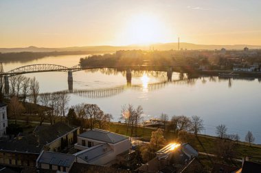 Maria Valeria köprü Esztergom Macaristan'da ve Slovak Cumhuriyeti Sturovo Tuna Nehri katılır. Ulaşım Tema. Gün batımı sahne.