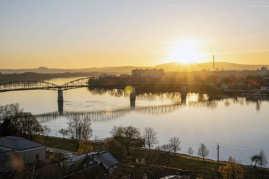 Maria Valeria köprü Esztergom Macaristan'da ve Slovak Cumhuriyeti Sturovo Tuna Nehri katılır. Ulaşım Tema. Gün batımı sahne.