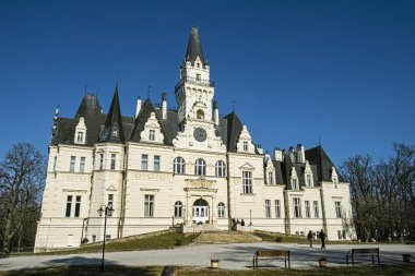Slovak cumhuriyetindeki güzel Budmerice kalesi. Mimari tema. Kültür mirası. Seyahat hedefi.