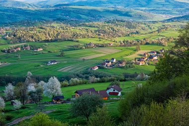 Tarihsel tarım manzarası, Hrinovske tembelliği, Slovak cumhuriyeti. Seyahat güzergahı. Mevsimsel doğal sahne.