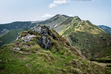 Küçük Krivan Tepesi, dağ manzarası, Küçük Fatra, Slovak Cumhuriyeti. Yürüyüş teması. Mevsimsel doğal sahne.