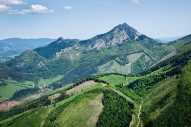 Büyük Rozsutec tepesi, dağ manzarası, Küçük Fatra, Slovak cumhuriyeti. Yürüyüş teması. Mevsimsel doğal sahne.