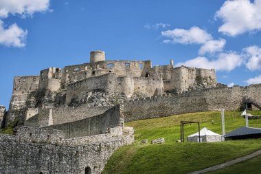 Yedek şato harabeleri, Slovakya Cumhuriyeti. Seyahat güzergahı. Mimari tema.