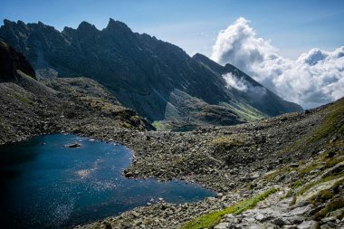 Mlynicka Vadisi, High Tatras Dağı, Slovak Cumhuriyeti 'nde tarn ile doğal manzara. Yürüyüş teması.