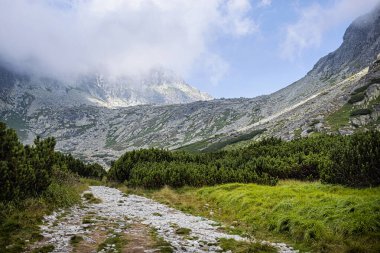 Furkotska Vadisi, Yüksek Tatras Dağı, Slovakya Cumhuriyeti. Yürüyüş teması. Mevsimsel doğal sahne.