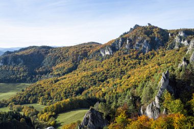 Mevsimlik doğal ortam, Sulov harika, Slovakya Cumhuriyeti. Seyahat güzergahı. Yürüyüş teması. 