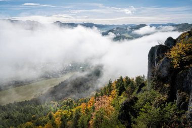 Mevsimlik doğal ortam, Sulov harika, Slovakya Cumhuriyeti. Seyahat güzergahı. Yürüyüş teması. 