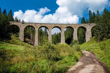 Chmarossky viyadük Slovakya Cervena Skala, Margecany 'deki en güzel demiryolu hatlarından birinde..