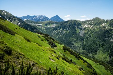 Sessiz vadi, Yüksek Tatras dağı, Slovakya Cumhuriyeti. Yürüyüş teması. Mevsimsel doğal sahne.