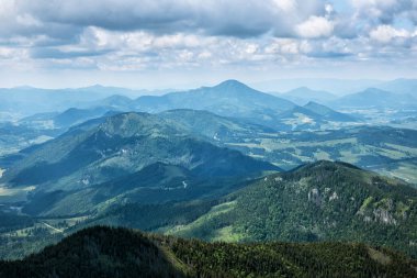 Batı Tatras dağ manzarası, Slovak cumhuriyeti. Yürüyüş teması. Mevsimsel doğal sahne.