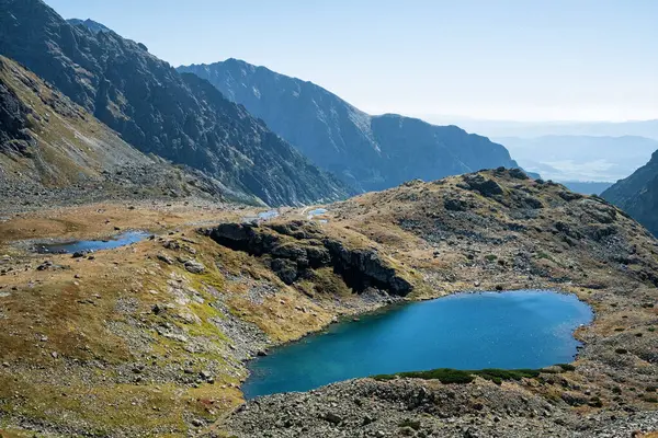 Küçük Hincovo tarn, Mengusovska vadisi, Yüksek Tatras dağları, Slovak cumhuriyeti. Yürüyüş teması. Seyahat hedefi.