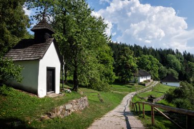 Kaliste köyü, Banska Bystrica bölgesi, Slovak cumhuriyeti. İkinci Dünya Savaşı 'nda Slovakya Ulusal Ayaklanması sırasında Naziler tarafından yok edildi..