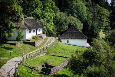 Kaliste köyü, Banska Bystrica bölgesi, Slovak cumhuriyeti. İkinci Dünya Savaşı 'nda Slovakya Ulusal Ayaklanması sırasında Naziler tarafından yok edildi..