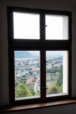 Sloven Lupca köyü, Slovakya Cumhuriyeti, kaleden. Seyahat güzergahı. Kültür mirası. Mimari tema.