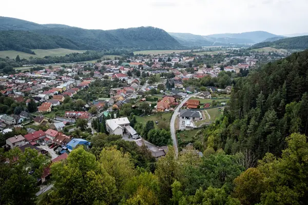 Sloven Lupca köyü, Slovakya Cumhuriyeti, kaleden. Seyahat güzergahı. Kültür mirası. Mimari tema.