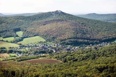 Mevsimlik doğal manzara, Tribec sıradağları, Slovakya Cumhuriyeti. Seyahat güzergahı. Yürüyüş teması.