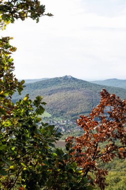 Mevsimlik doğal manzara, Tribec sıradağları, Slovakya Cumhuriyeti. Seyahat güzergahı. Yürüyüş teması.