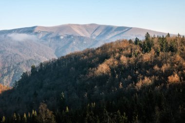 Mevsimsel doğal manzara, Kremnica Dağları, Slovakya Cumhuriyeti. Seyahat güzergahı. Yürüyüş teması.