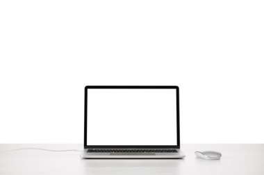 Ofis masasında boş ekranlı fareli modern dizüstü bilgisayar.